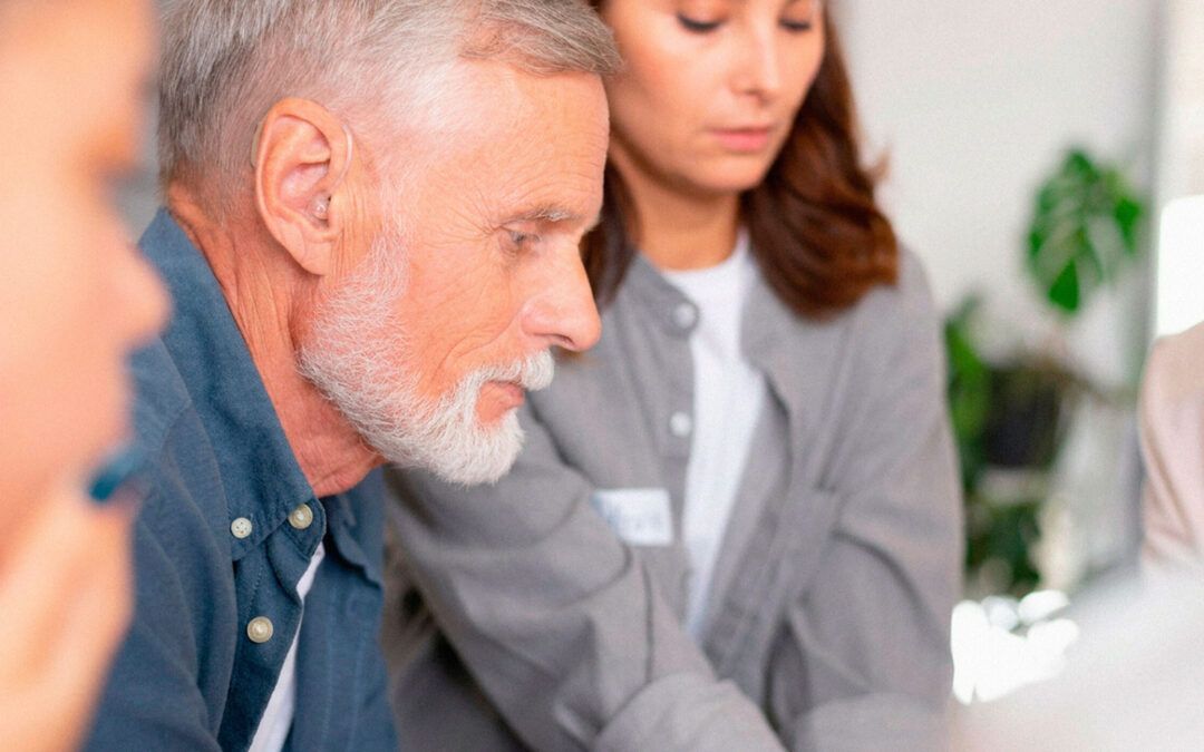 Los 5 mejores audífonos para personas mayores en 2026