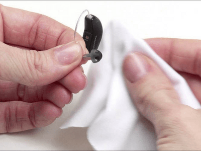 Cómo guardar y deshumidificar tus audífonos correctamente
