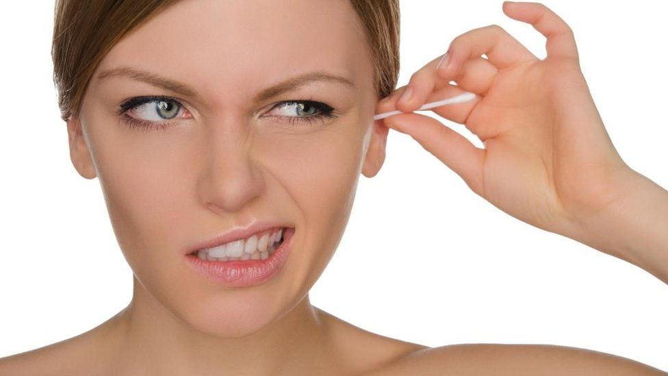 Tapón de cerumen impactado: Por qué no debes usar bastoncillos de algodón